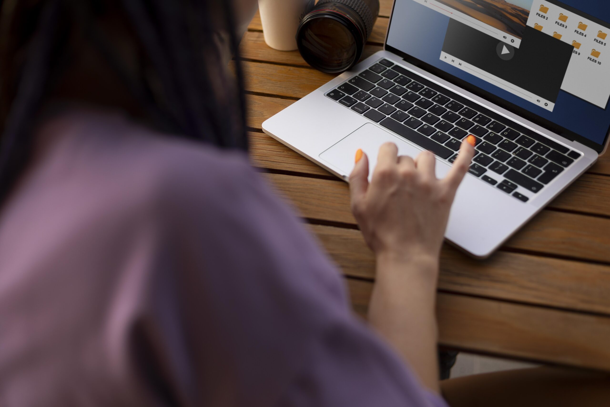 woman-editing-her-product-photos