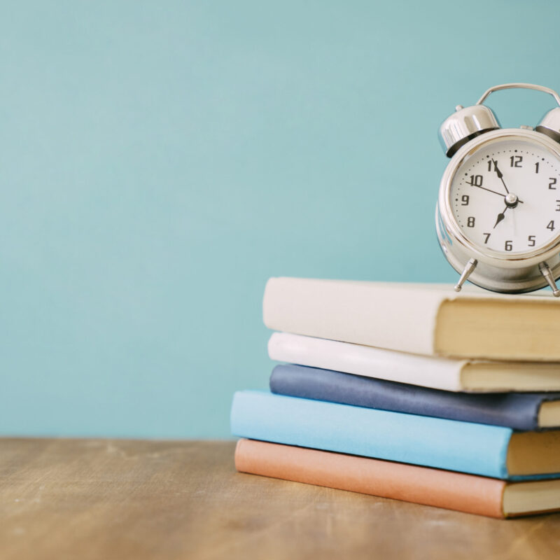 pile-books-clock