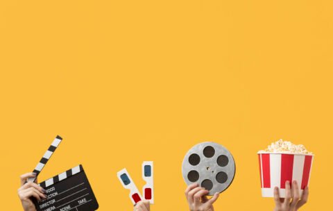 pessoas-segurando-elementos-filme-com-espaco-de-copia